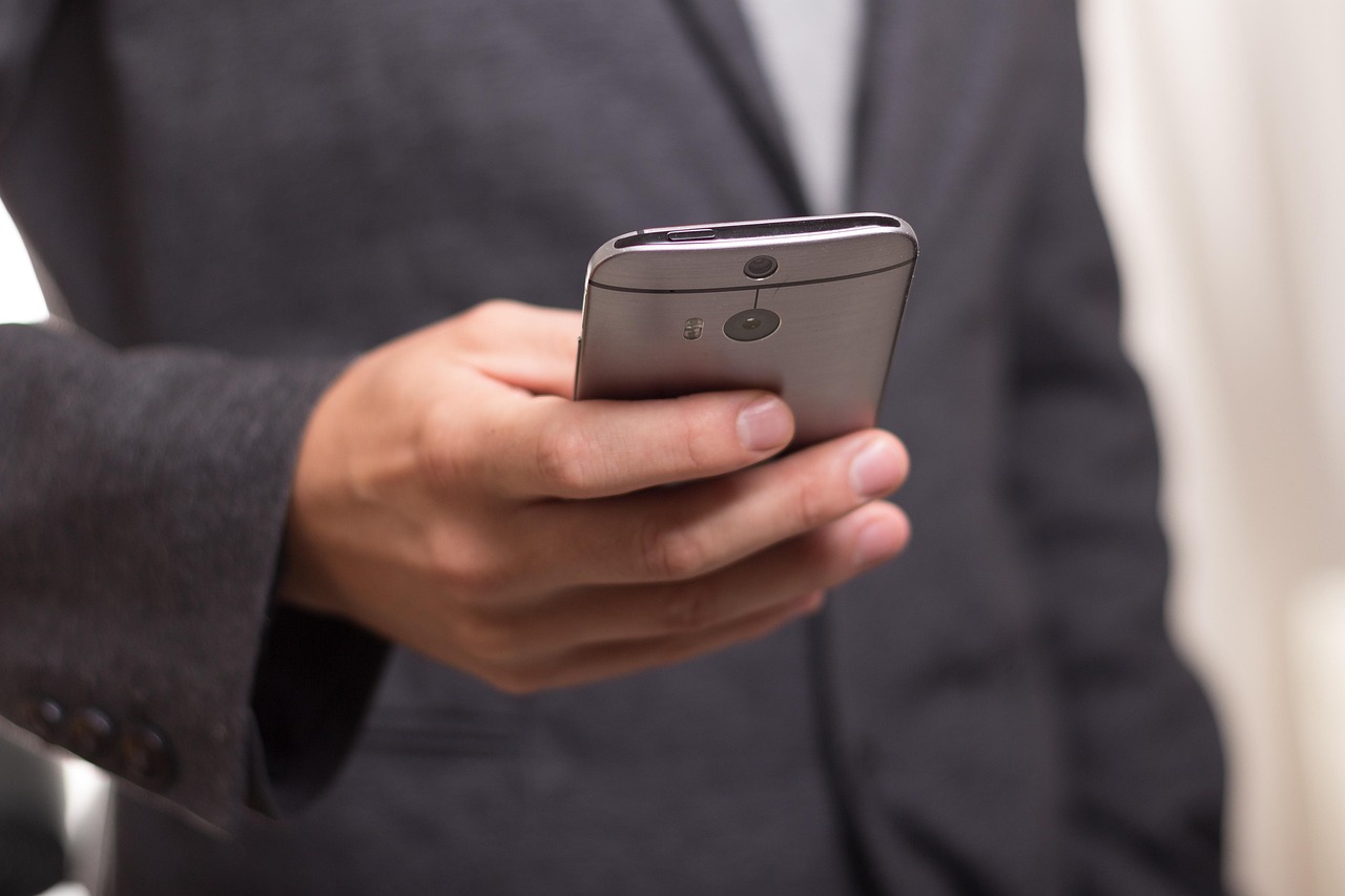 Angajat mobil care folosește o aplicație pe telefon pentru raportare de teren